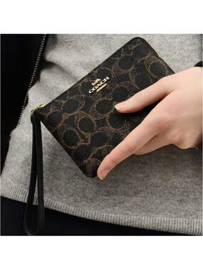NEW Coach Corner Zip Wristlet In Loved Canvas NWT